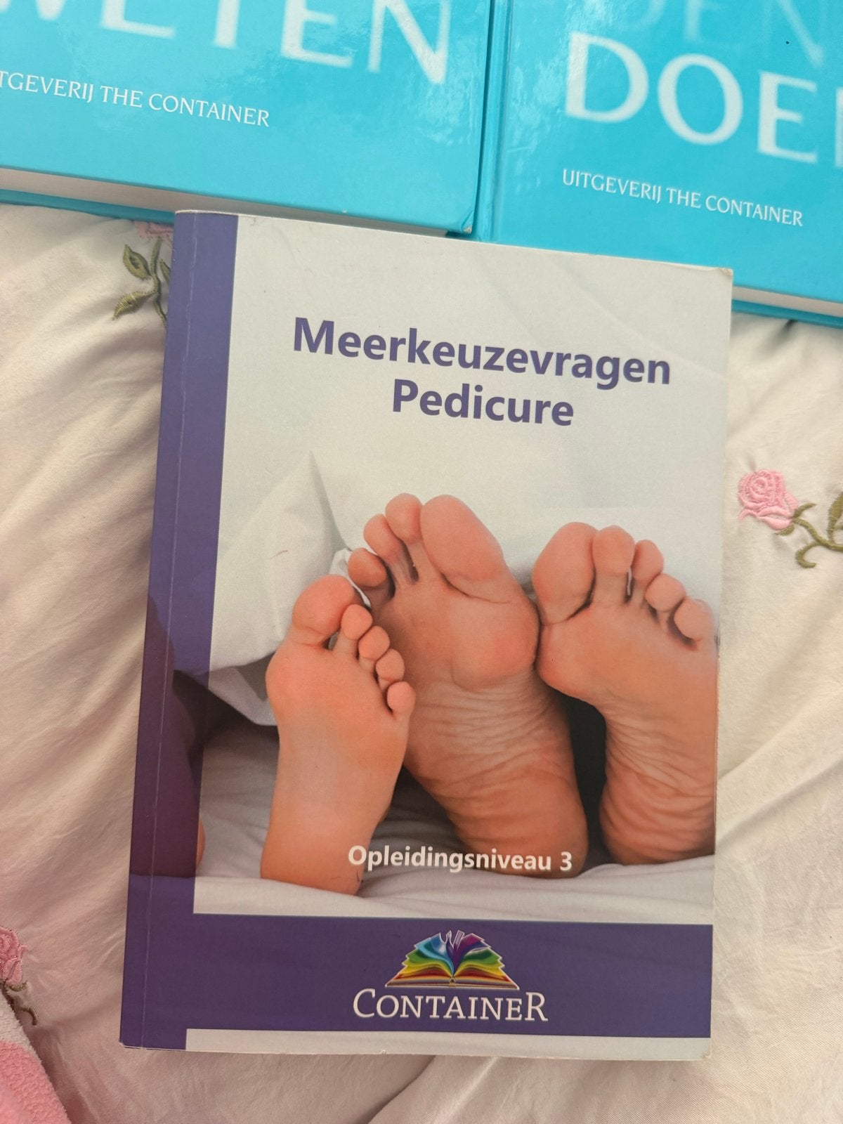 Pedicure boeken - Leerboeken en Meerkeuzevragen, Ophalen of Verzenden, Zo goed als nieuw, MBO