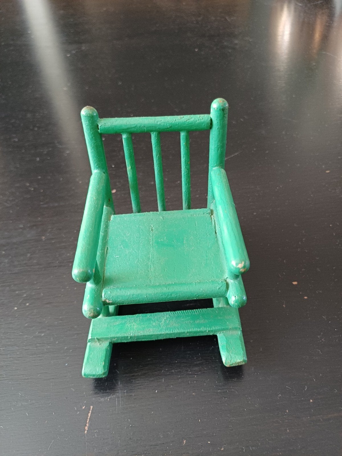 Handgemaakte vintage poppenhuis schommelstoel (50 jaar oud), Ophalen, Zo goed als nieuw, Poppenhuis