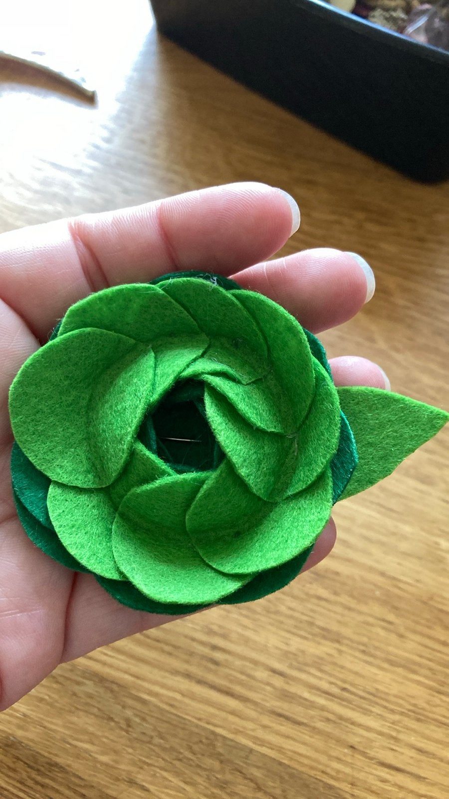 Groene vilten bloem broche - nieuw, Overige materialen, 4 tot 7 cm, Nieuw, Ophalen of Verzenden