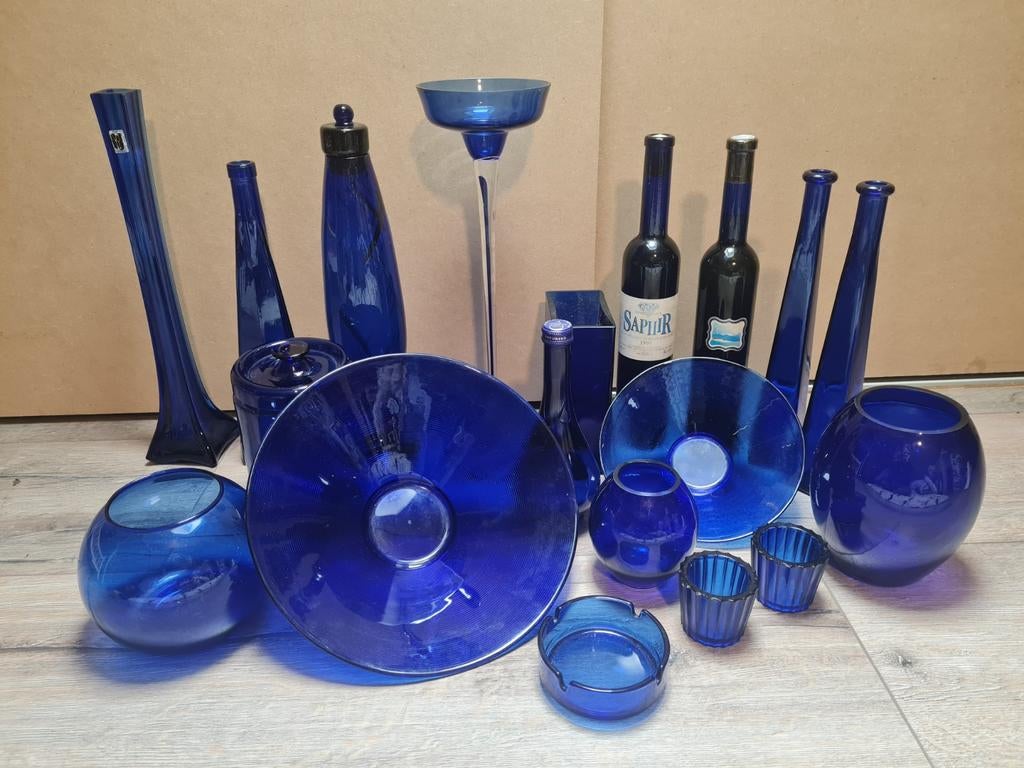 Collectie blauwe glazen vazen en potten, Ophalen