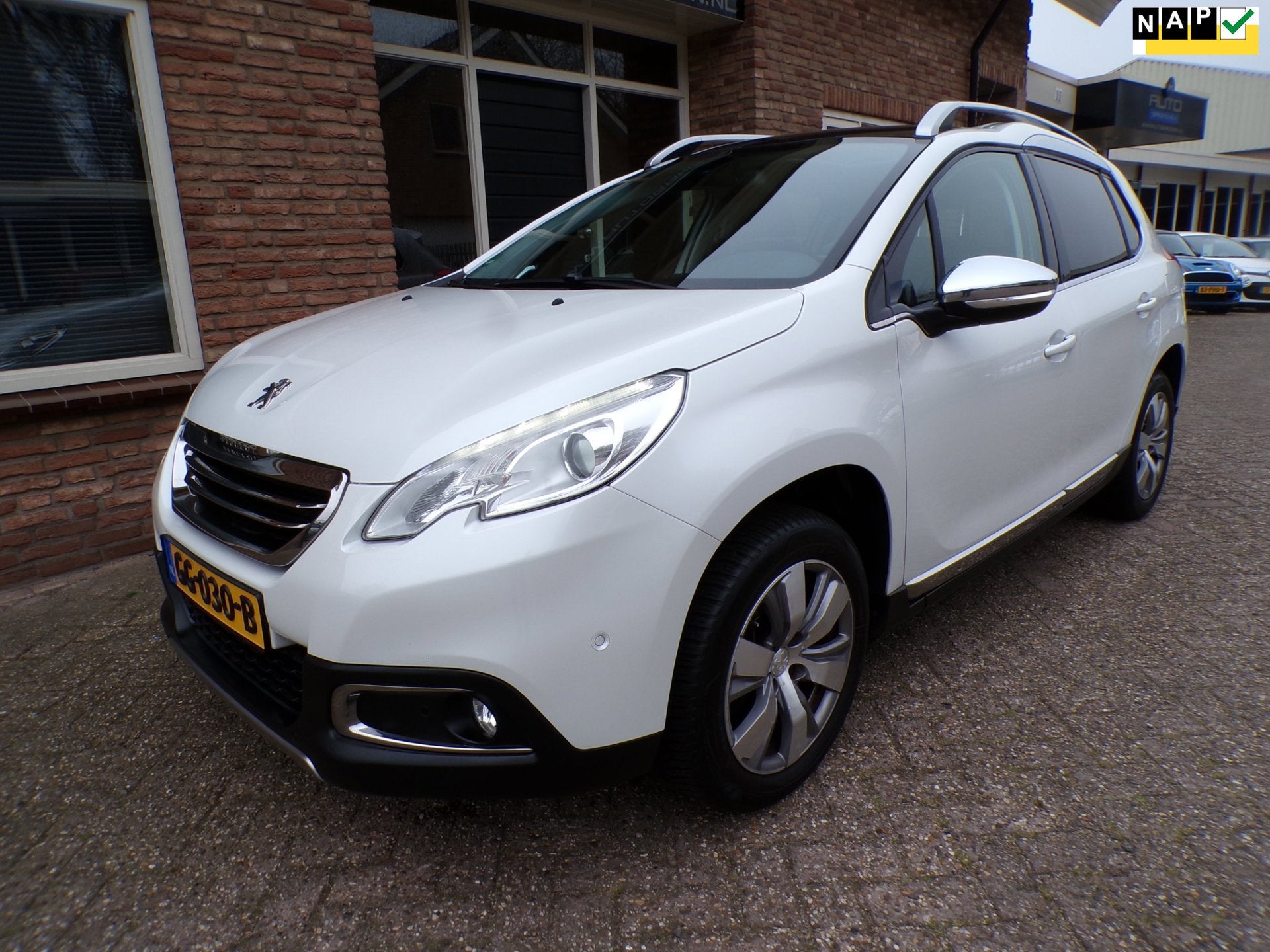 Peugeot 2008 1.6 VTi Allure Automaat / Navi / Clima / Panora, Auto's, 15 km/l, Gebruikt, Zwart, 4 cilinders