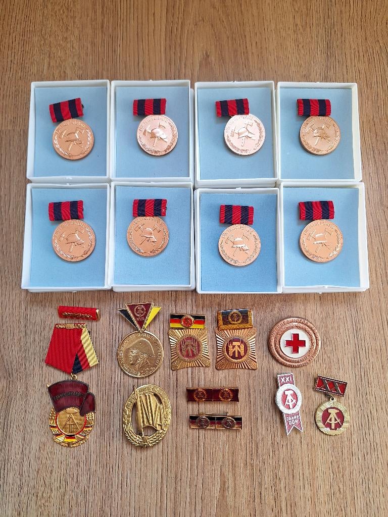 Lot Oost Duitse DDR Medailles, emblemen, Ophalen of Verzenden, Overige materialen, Buitenland