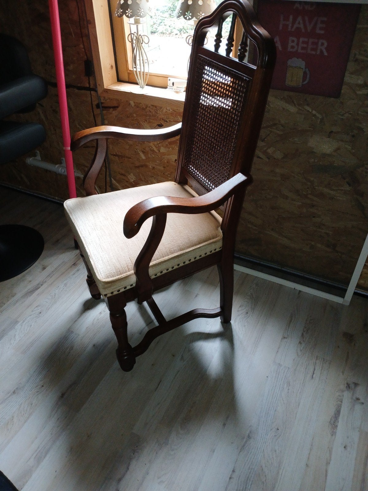 Klassieke houten stoel met armleuningen en rieten rugleuning, Ophalen