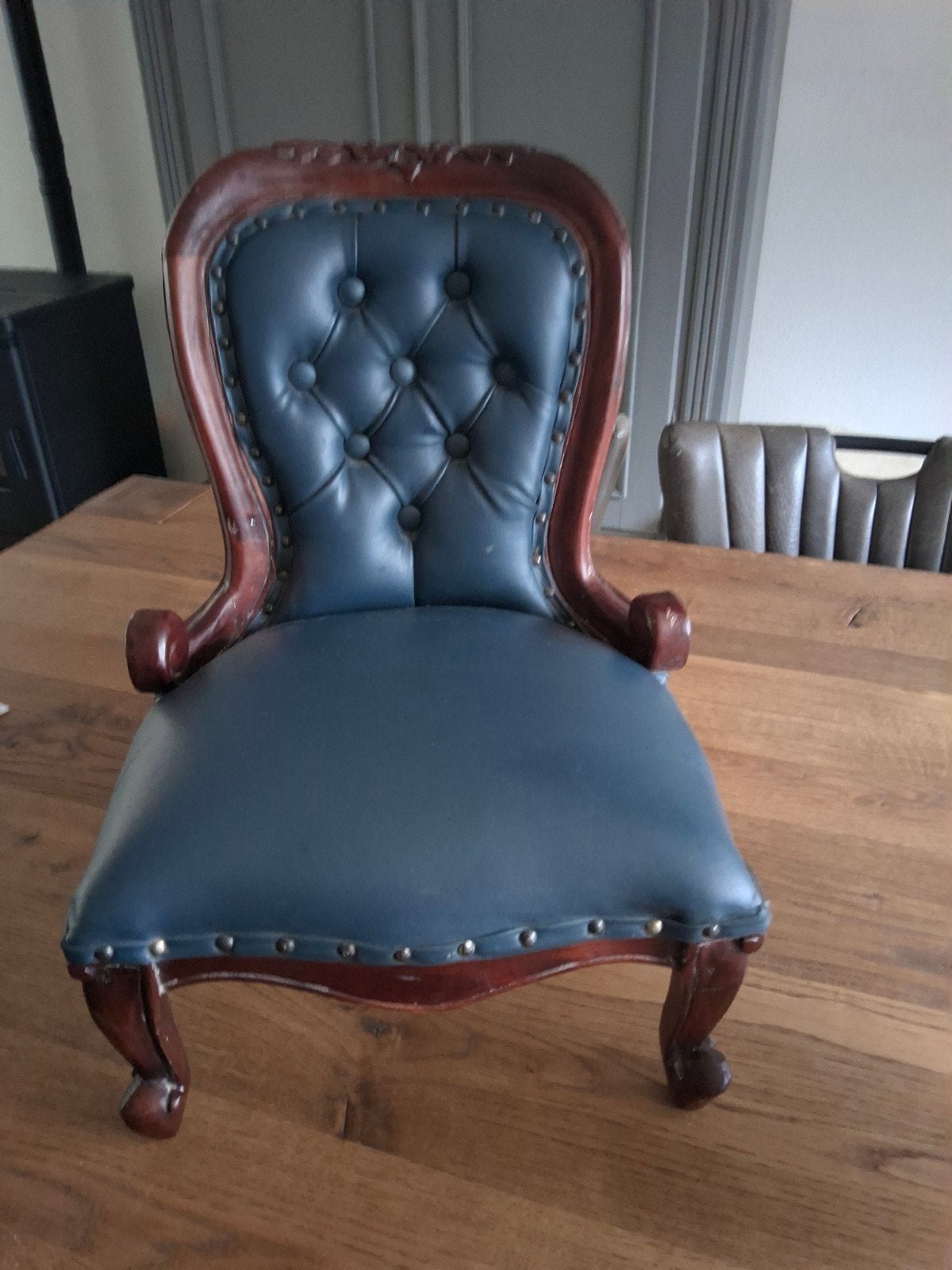 Decoratieve Miniatuur Fauteuil - Blauw Leerlook, Antiek en Kunst, Ophalen of Verzenden