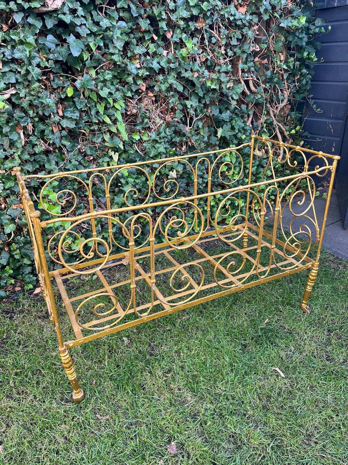 Brocante antiek Goudkleurig Gietijzeren Ledikant / Bankje, Ophalen, Ledikant