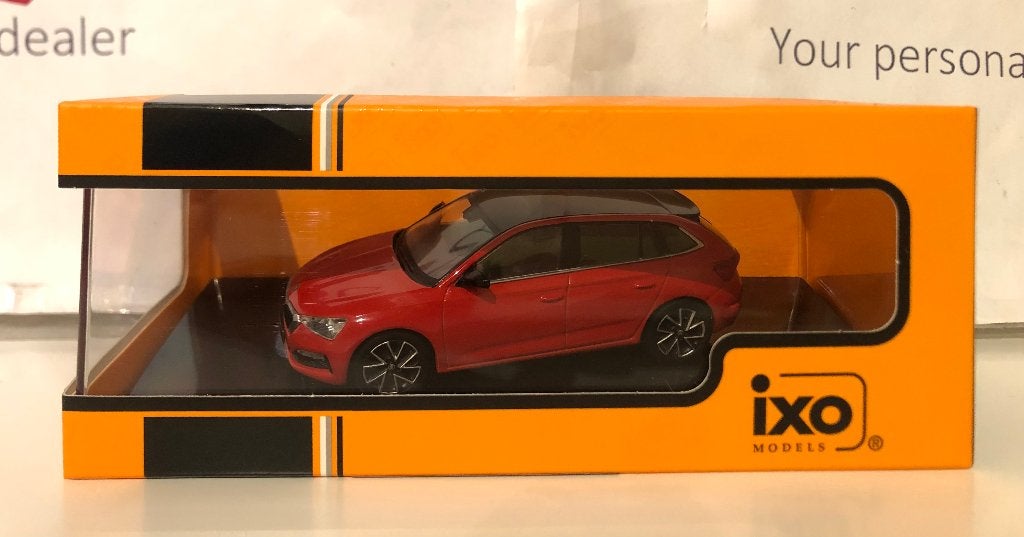 Ixo 1:43 Skoda Scala 2019 rood nieuw in display, Ophalen of Verzenden, Nieuw, Auto, Overige merken