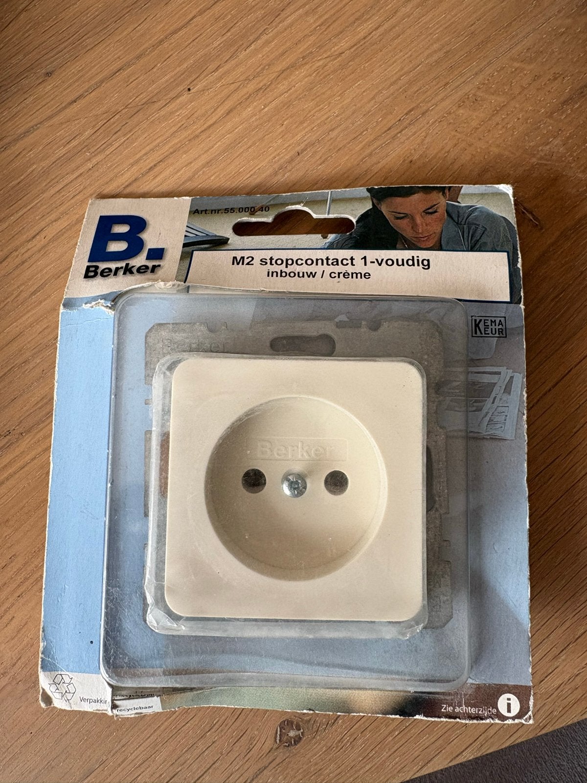 Berker M2 Stopcontact 1-voudig Inbouw Crème Nieuw, Doe-het-zelf en Verbouw, Ophalen of Verzenden, Nieuw, Berker, Stopcontact