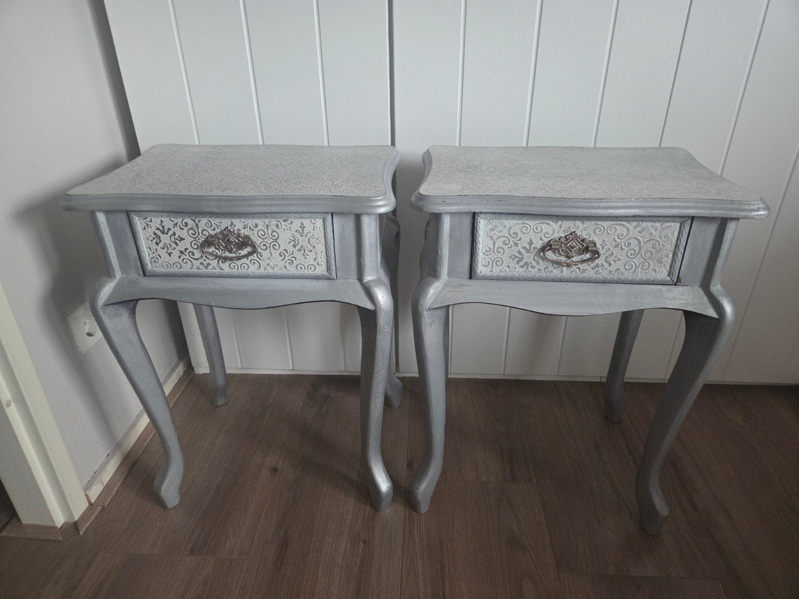 2 Sidetable/Nachtkastjes met Barok Print, Huis en Inrichting, Slaapkamer | Nachtkastjes, Ophalen, Gebruikt, Minder dan 45 cm, 55 tot 70 cm