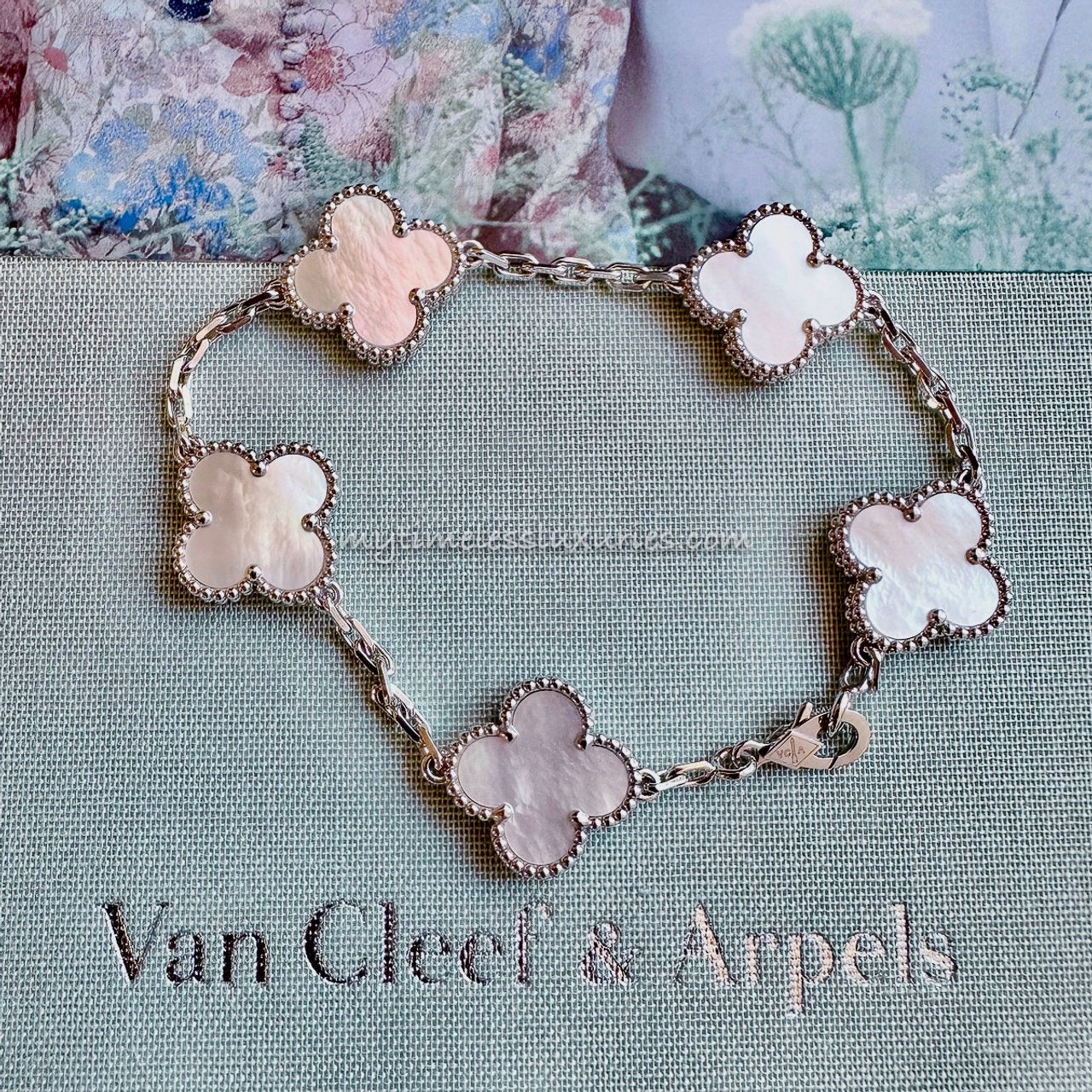 Exclusieve Van Cleef & Arpels | VCA Sieraden, Overige kleuren, Nieuw, Ophalen of Verzenden, Met bedels of kralen