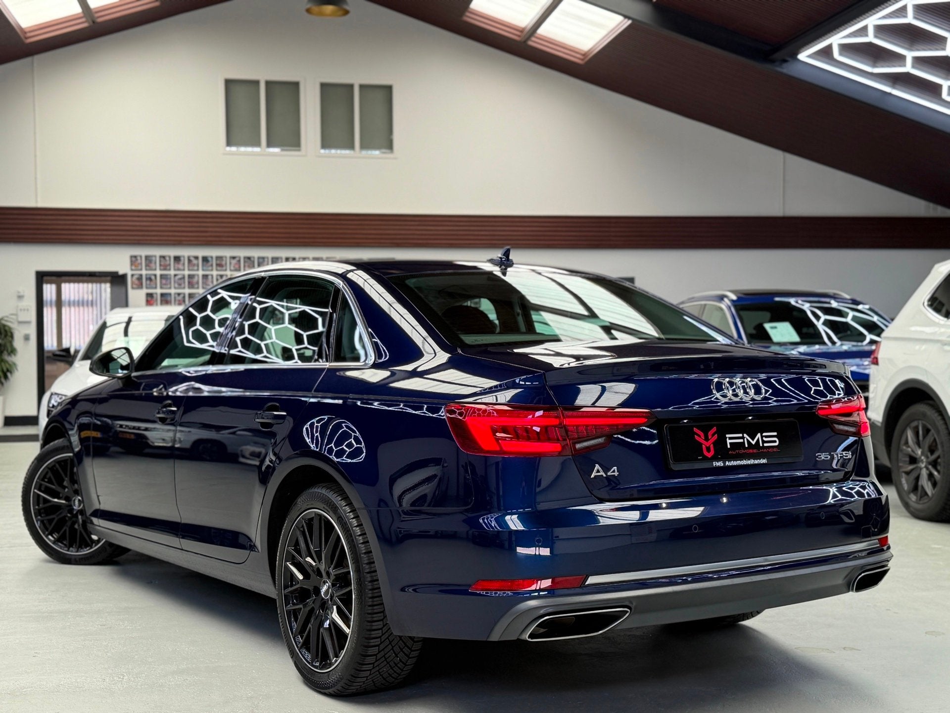 Audi A4 Limousine 35 TFSI Sport Edition Automaat Bluetooth, Auto's, Stof, Gebruikt, 4 cilinders, Blauw