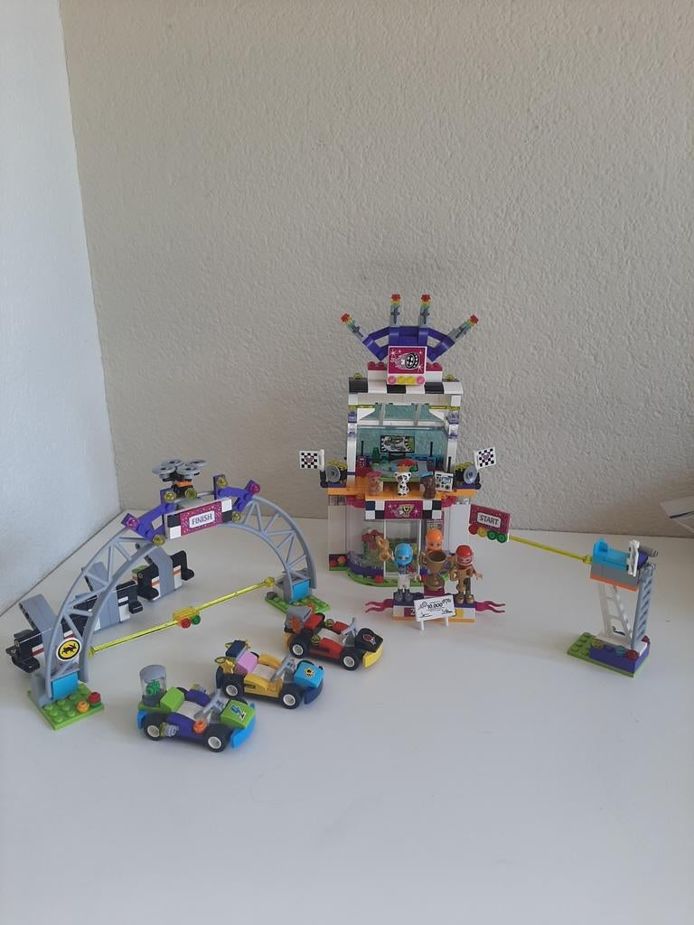 LEGO Friends racebaan met karts en figuren, Ophalen of Verzenden, Zo goed als nieuw
