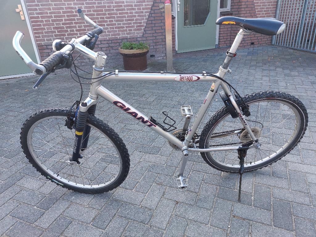 Mooie perfecte zilvergrijze Giant Terrago T6, Fietsen en Brommers, Fietsen | Mountainbikes en ATB, Ophalen, Gebruikt, Hardtail