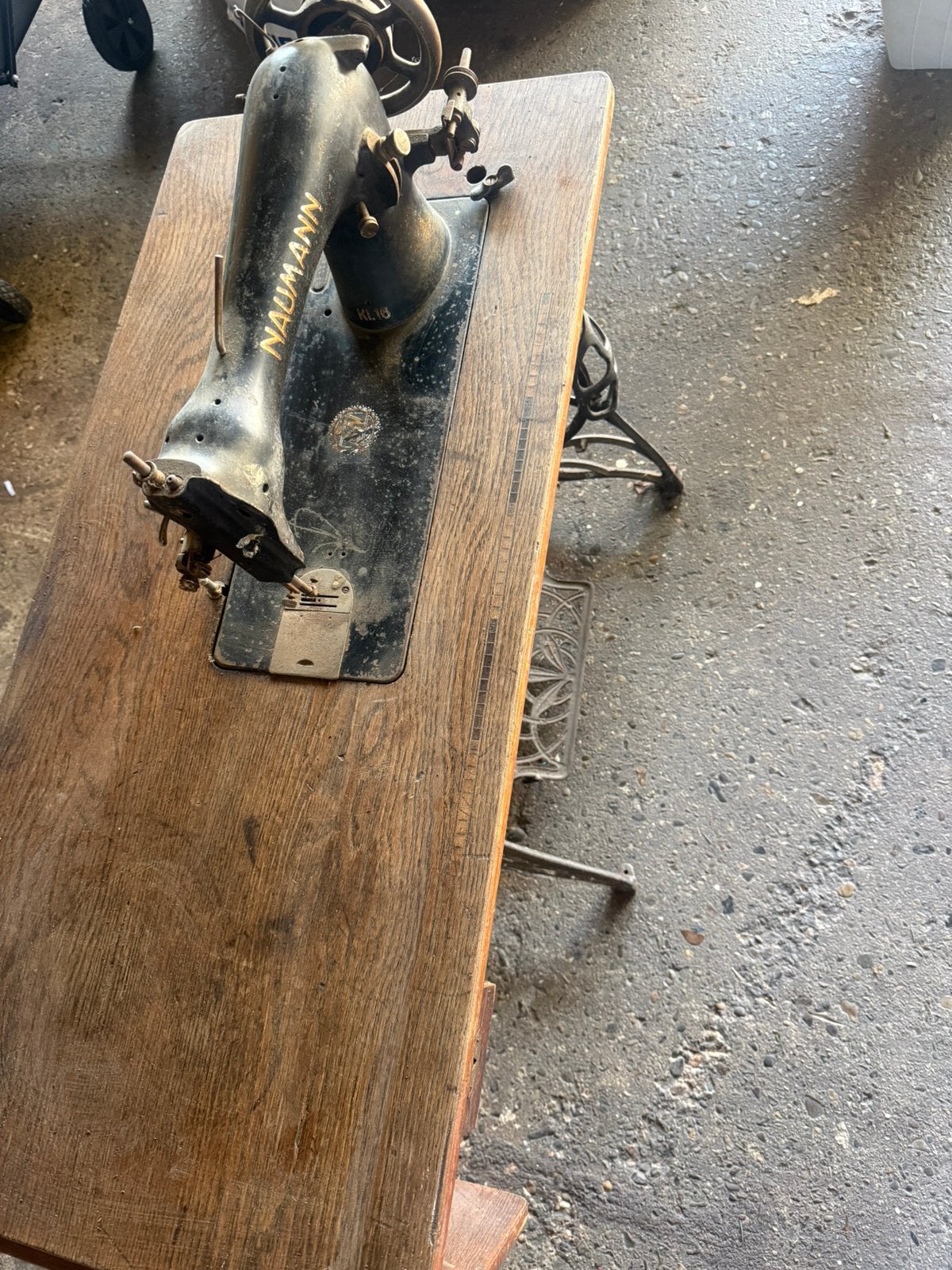 Naumann naaimachine tafel, Ophalen