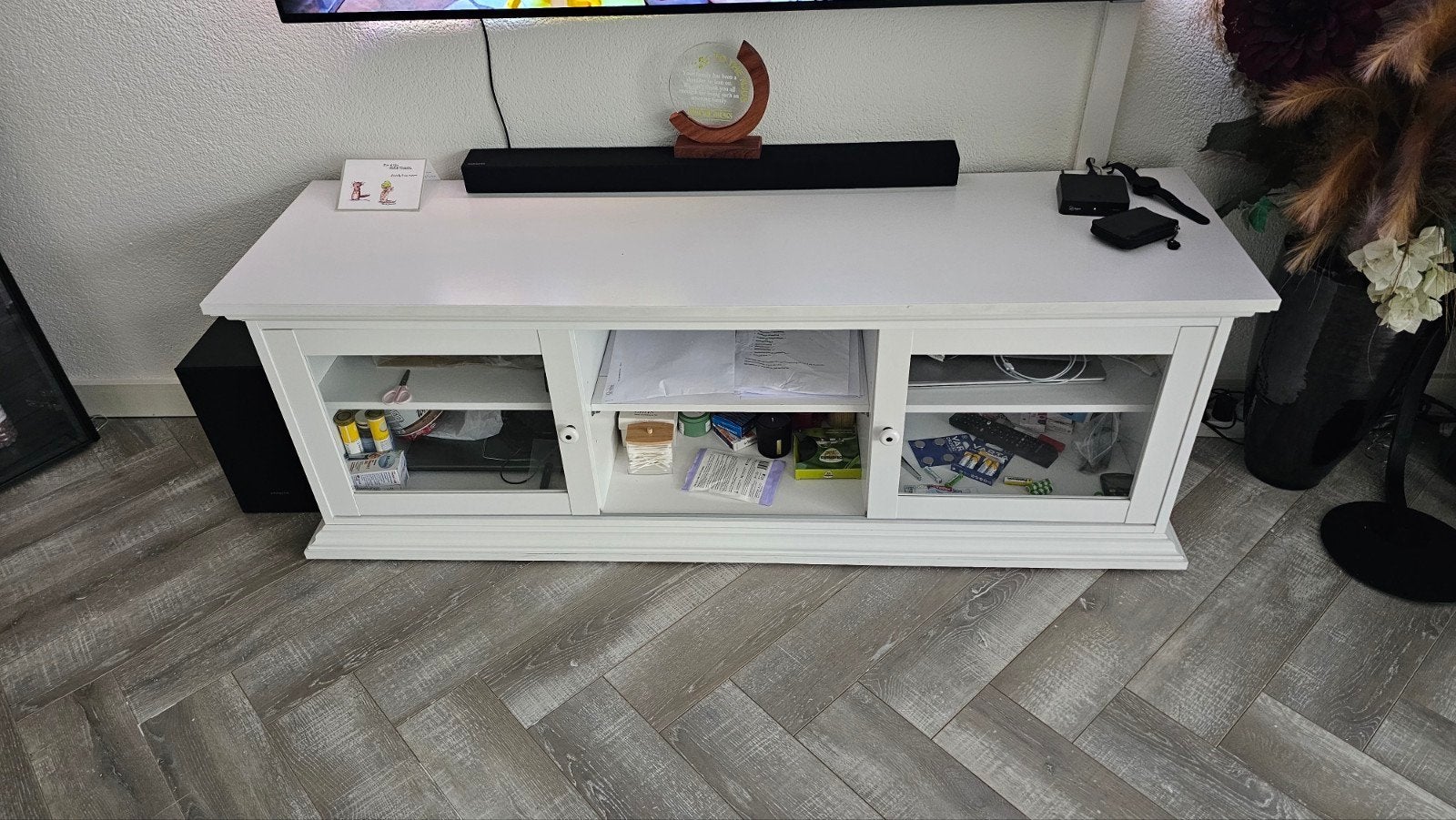 Wit TV-meubel met glazen schuifdeuren, Gebruikt, 150 tot 200 cm, Ophalen of Verzenden, Glas
