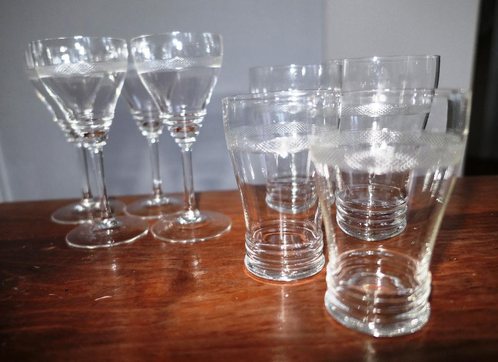 Antiek glasservies met fijn geslepen randmotief, Ophalen