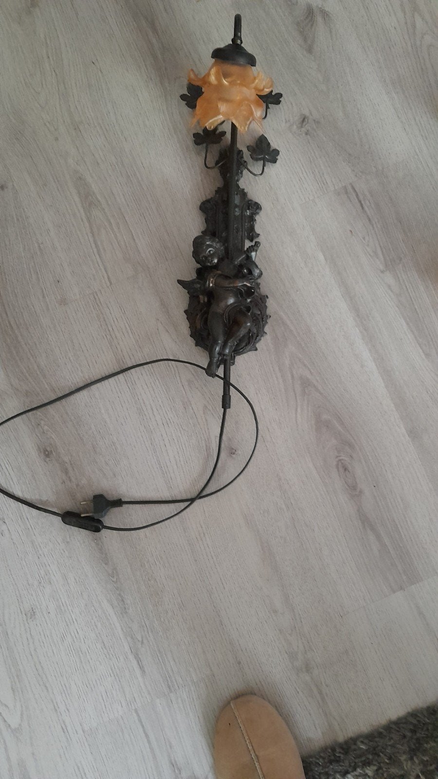 Antieke wandlamp met cherubijn en bloemvormige kap, Ophalen of Verzenden