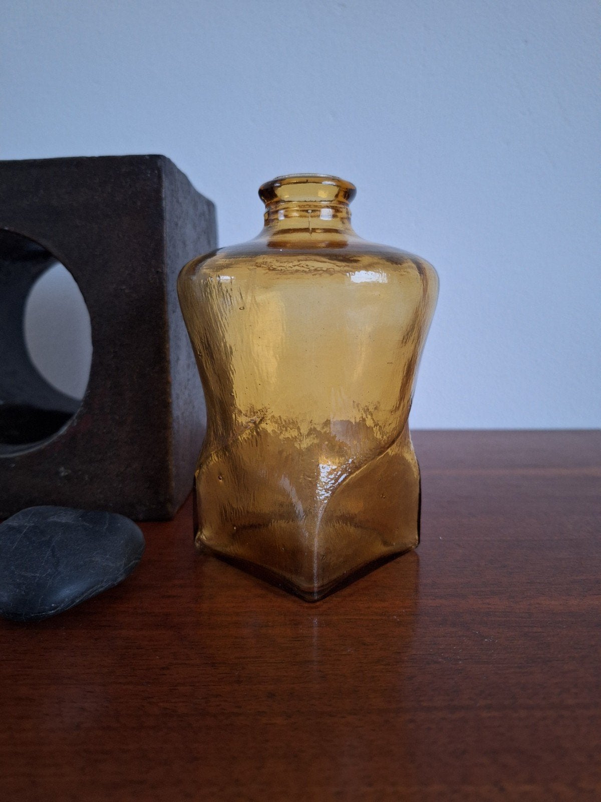 kleine amberkleurige glazen vaas, rond en vierkant, Ophalen of Verzenden, Bruin, Glas, 14 cm
