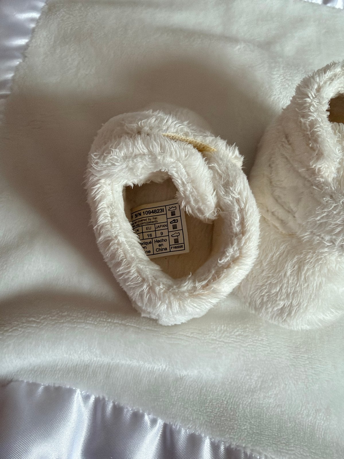 Uggs baby slofjes - Zo goed als nieuw, Ophalen, Zo goed als nieuw, Jongetje of Meisje