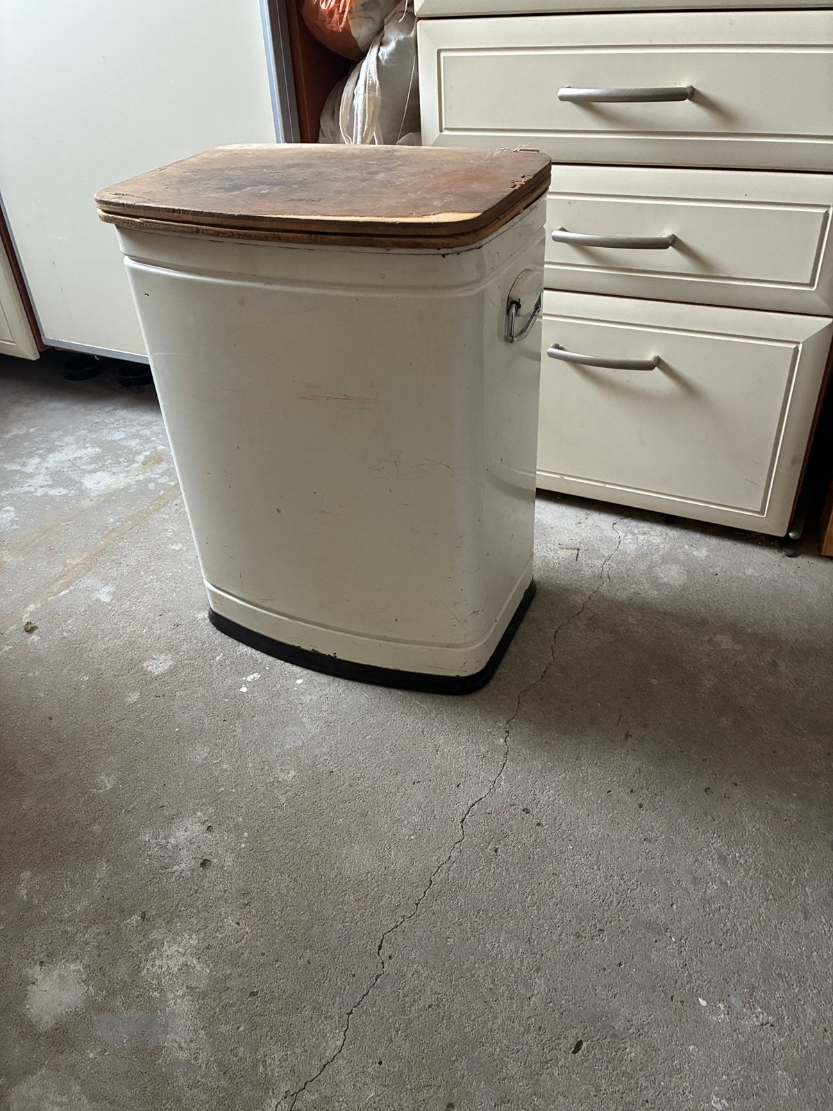 Vintage metalen wasmand met houten deksel, Ophalen