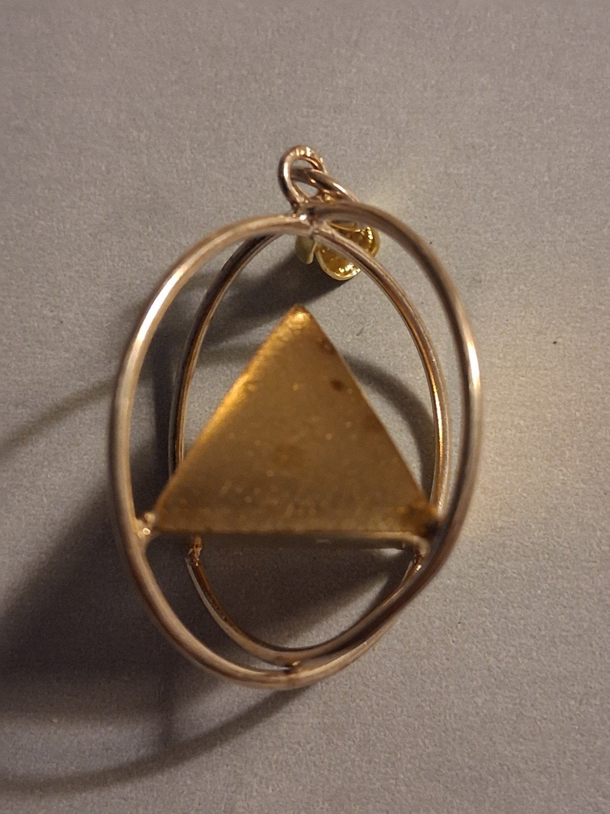 Hanger met Pyramide -- afmeting 3 cm, Overige materialen, Overige voorstellingen, Verzenden, Nieuw