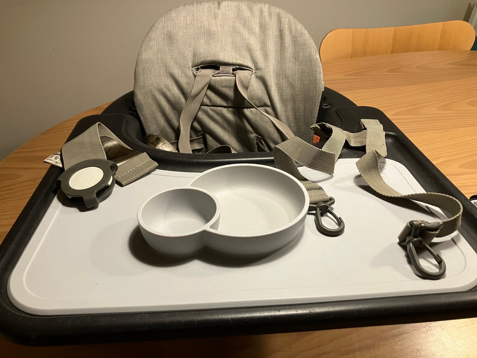 Stokke steps peuterstoel zwart met kussen, blad, placemat, Kinderen en Baby's, Ophalen, Gebruikt, Meegroeistoel, Gordel(s)