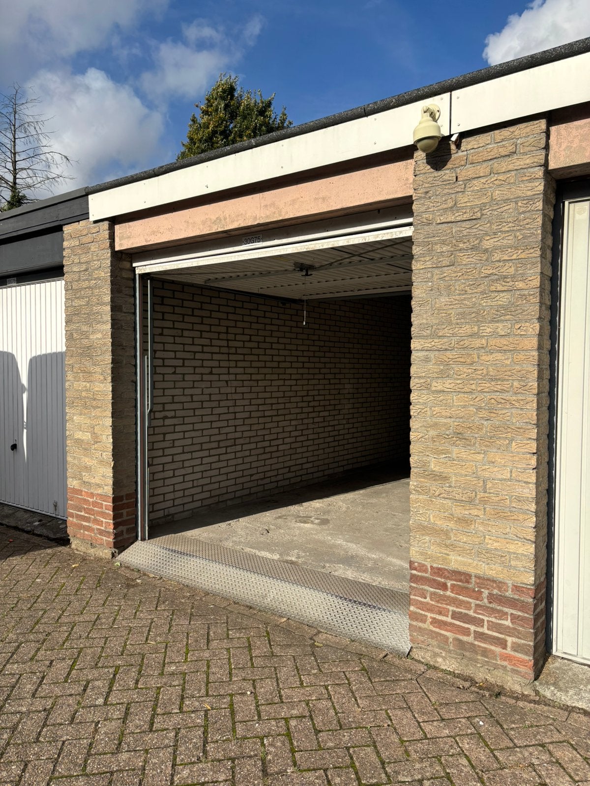 Garagebox te huur Eindhoven naast winkelcentrum woensel