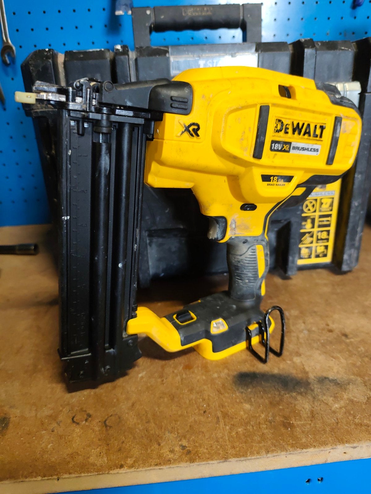 DeWalt 18v XR accu afwerktacker, Ophalen of Verzenden, Gebruikt
