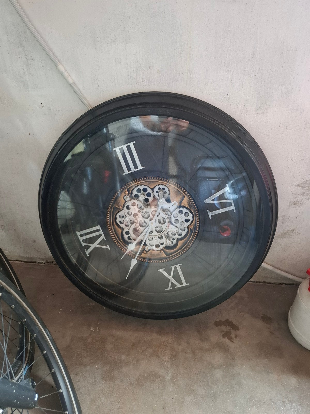 Grote wandklok met zichtbaar uurwerk - Romeinse cijfers, Antiek en Kunst, Antiek | Klokken, Ophalen
