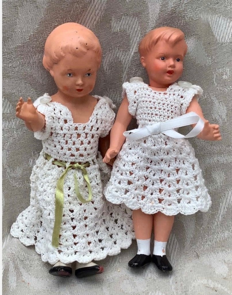 2 vintage zusjes poppen, witte jurkjes, 1 schildpad pop, Ophalen of Verzenden, Zo goed als nieuw, X, Pop