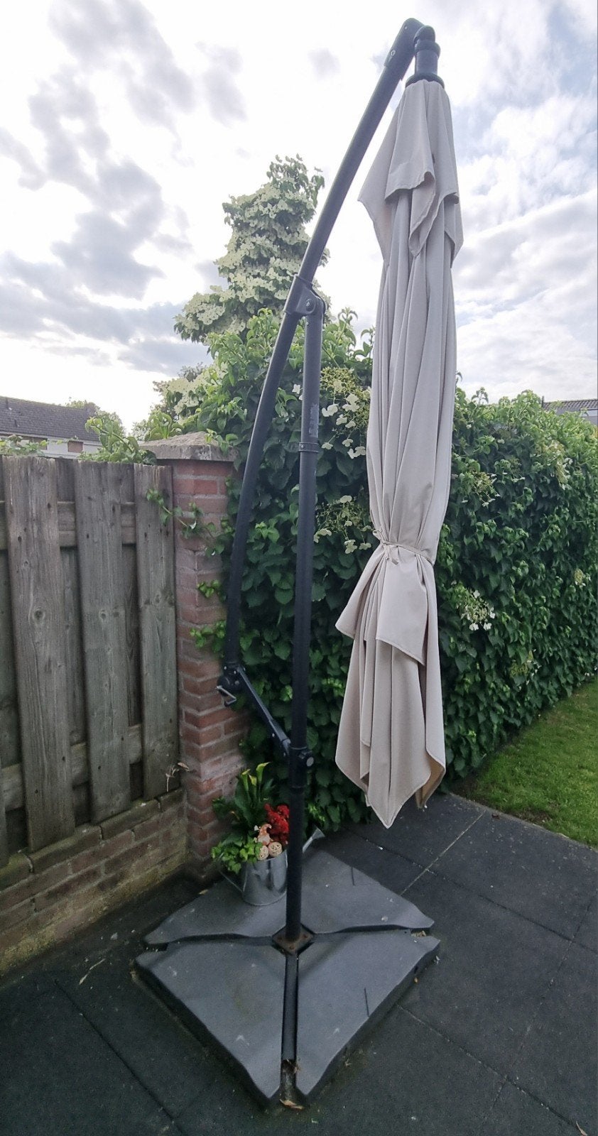 Zweefparasol 2,5x2,5m met voet en verzwaring - Gebruikt, Ophalen of Verzenden