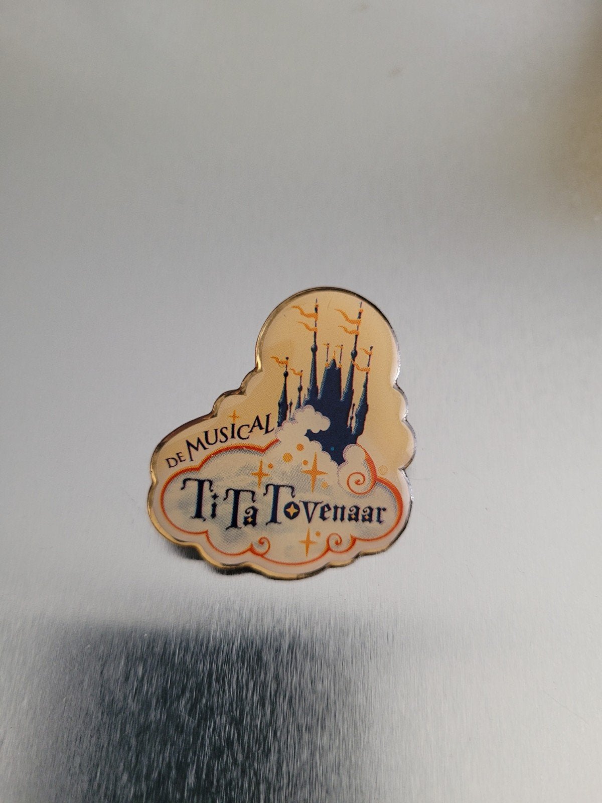 Efteling Pin De Musical TiTa Tovenaar, Ophalen of Verzenden, Gebruikt, Button of Speldje