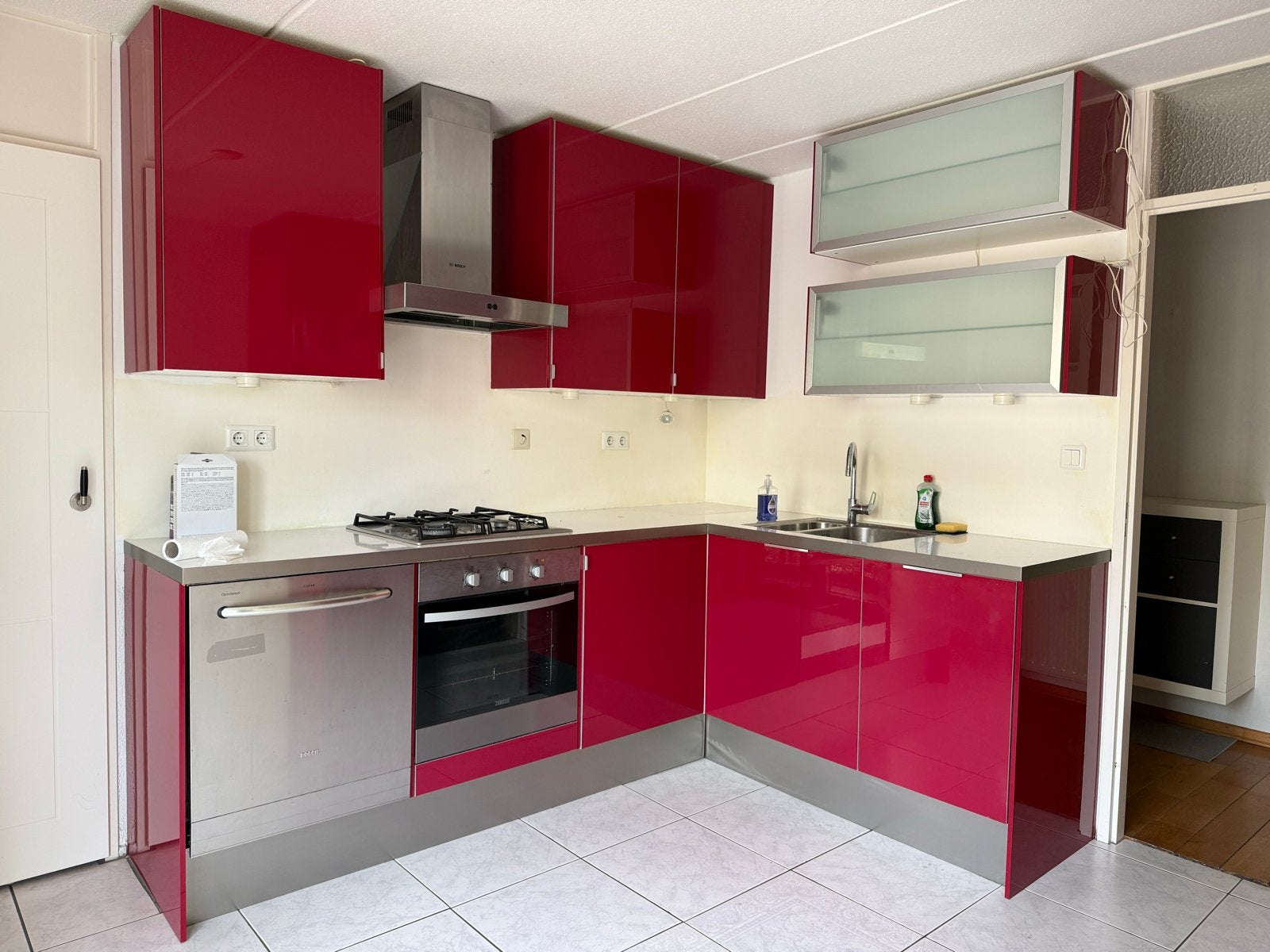 Moderne hoekkeuken met Whirlpool apparatuur, Ophalen, Gebruikt, Hoekkeuken, Hoogglans of Gelakt