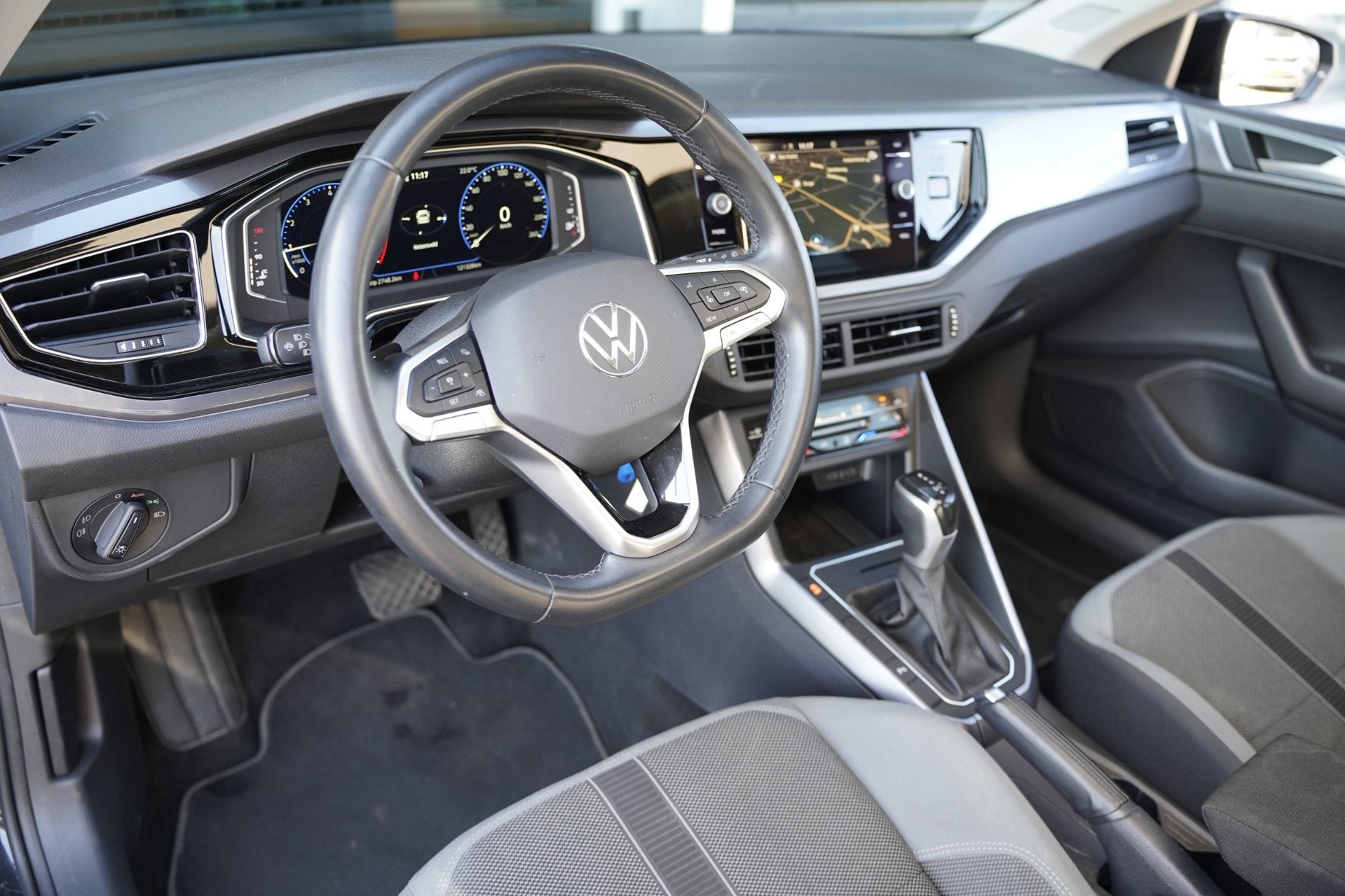 Volkswagen Polo 1.0 TSI Style DSG 110PK Facelift Pano Trek C, Auto's, Dealer onderhouden, Stof, Gebruikt, Parkeerassistent