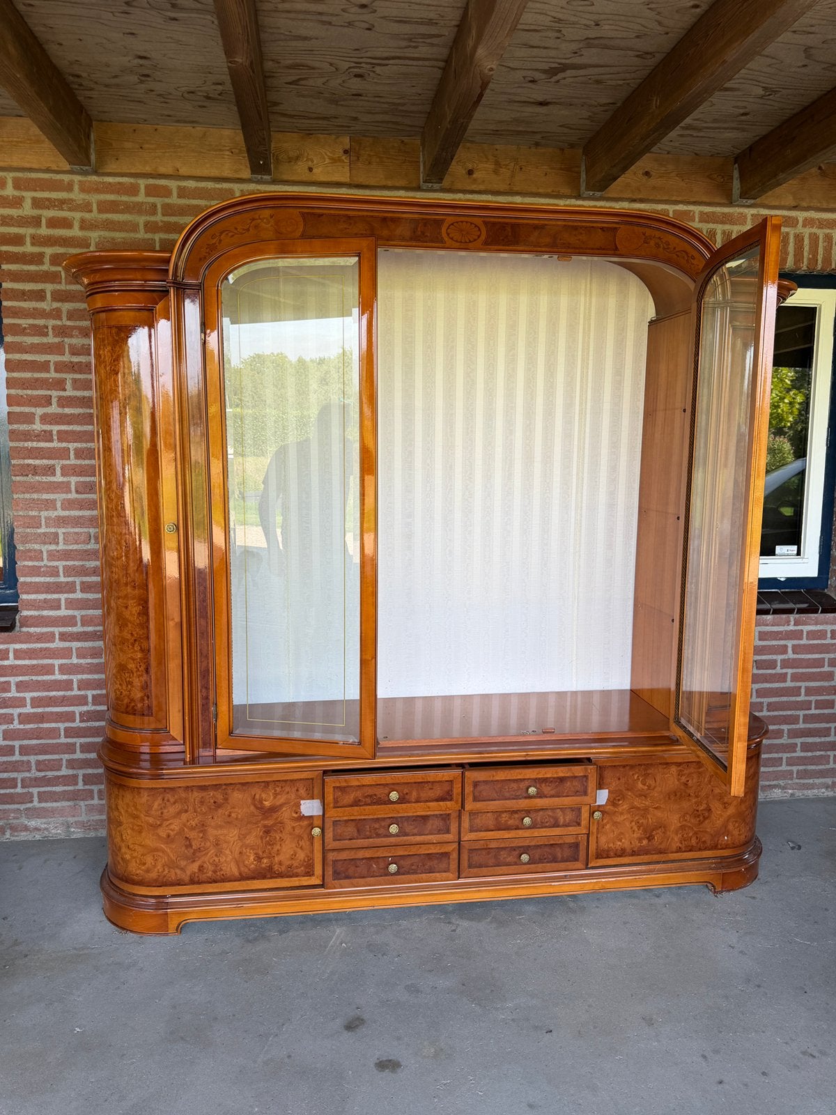 Royale Vintage Vitrinekast met Wortelnoten Uitstraling, Ophalen of Verzenden, Gebruikt, Overige houtsoorten, Met lade(s)