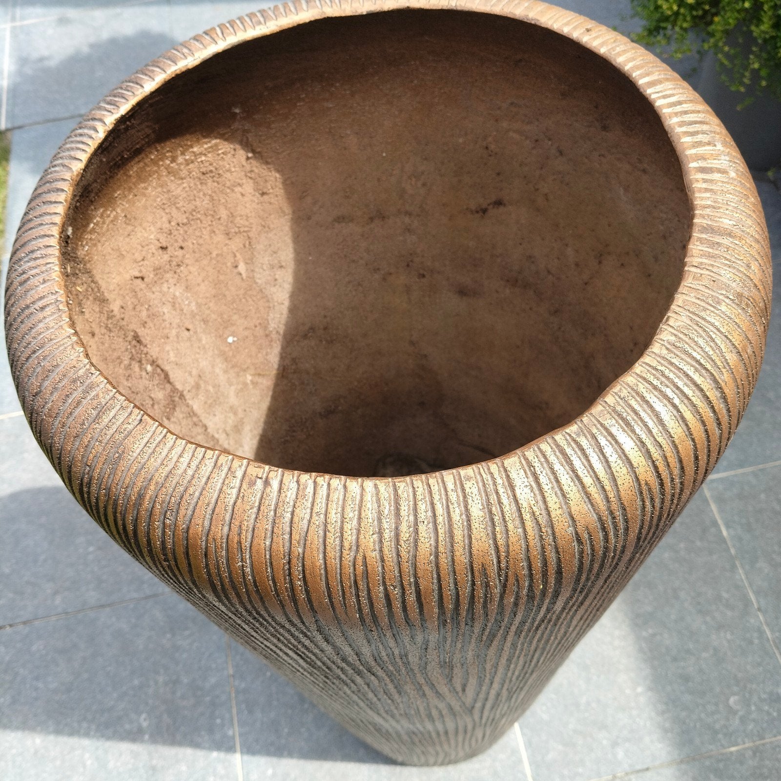 Grote koperzwarte polyester bloempot, waterdicht, Ophalen, Gebruikt, Rond, Kunststof