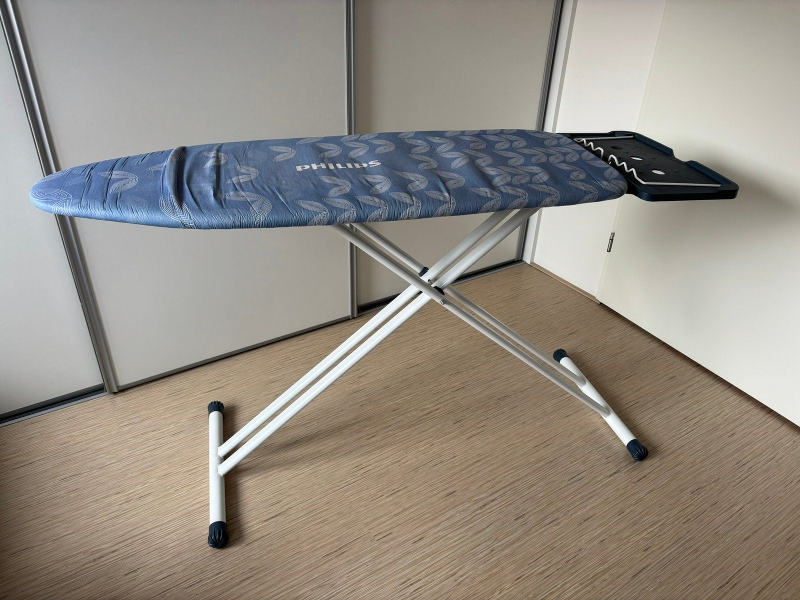 Volop ruimte op deze handige en degelijke xl strijkplank, Ophalen, Zo goed als nieuw