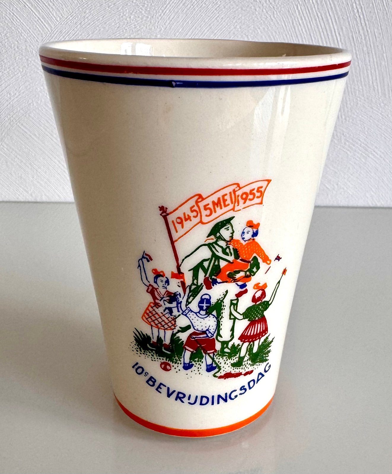 Originele Petrus Regout Beker 10e Bevrijdingsdag 1955, Verzenden, Zo goed als nieuw, Overige stijlen, Kop(pen) en/of Schotel(s)