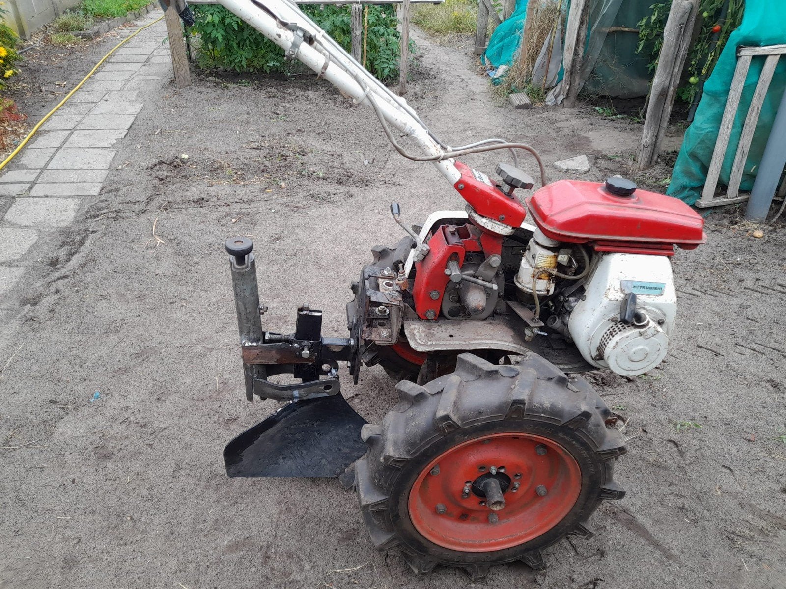 Mitsubishi 5 pk met ploeg en frees, Tuin en Terras, Ophalen, Gebruikt