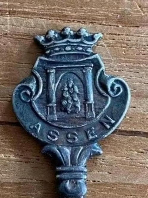Lepeltje met het wapen van Assen, Antiek en Kunst, Antiek | Bestek, Ophalen of Verzenden