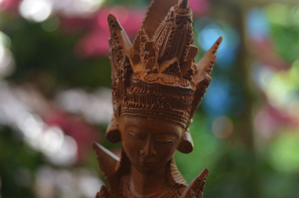 Fraai houtsnijwerk Balinese maangodin Dewi Ratih + Kala Rau, Ophalen of Verzenden, Handgemaakt, 20 - 50 cm, Beeld