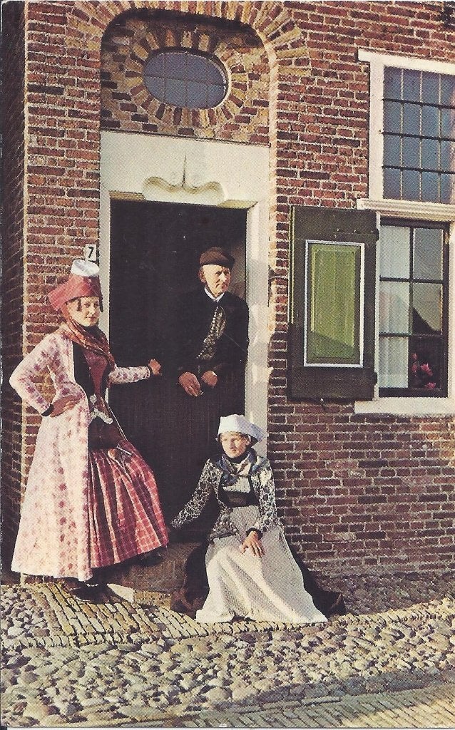 Hindeloopen klederdracht gelopen ansichtkaart ( b270), Ophalen of Verzenden, 1960 tot 1980, Gelopen, Zeeland