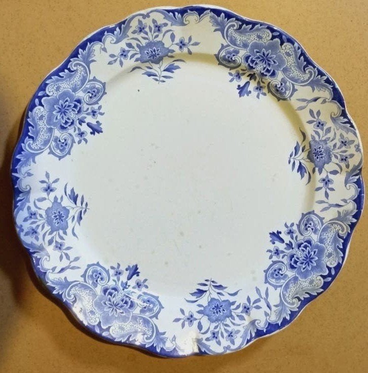 Antiek bord met blauw bloemmotief - Boch Frères Keramis, Antiek en Kunst, Antiek | Servies los, Ophalen