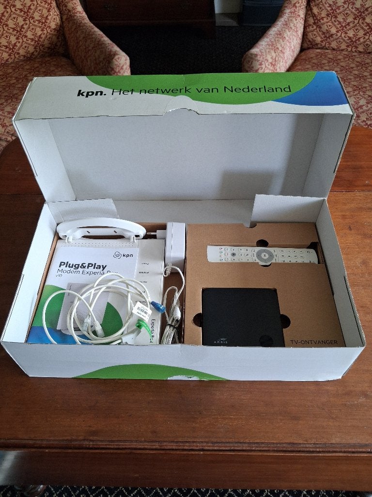 Experia Box V10 modem en router + Arris VIP5202 TV-ontvanger, Ophalen of Verzenden, Nieuw, Router met modem, KPN
