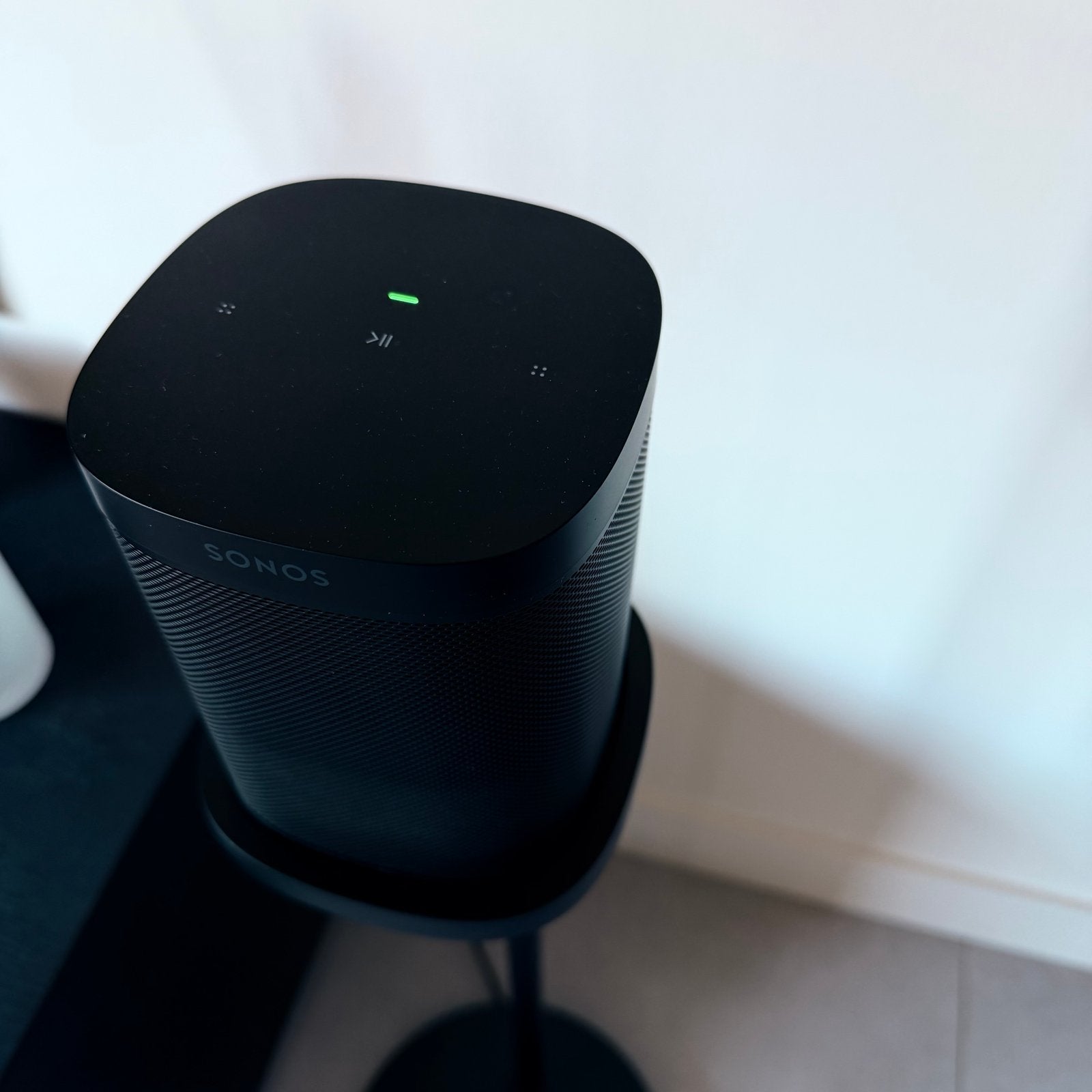 Foto 4 van 2x Sonos One SL met originele Sonos standaarden