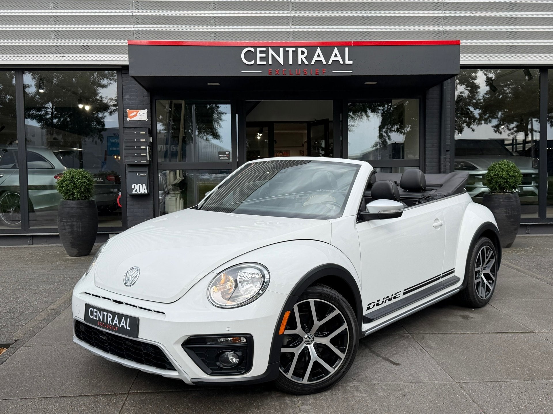 Volkswagen NEW BEETLE CABRIOLET Dune 170PK|Camera|CruisC., Auto's, Gebruikt, Cabriolet, 4 stoelen, Leder en Stof