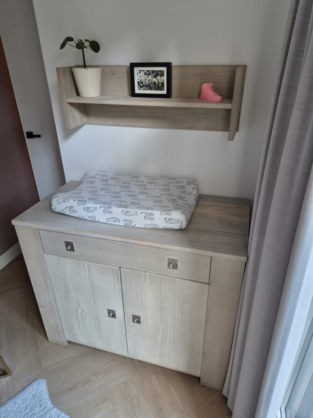 Mooie houten commode met bijbehorende wandplank, Ophalen, Gebruikt, 50 tot 70 cm, 100 cm of meer