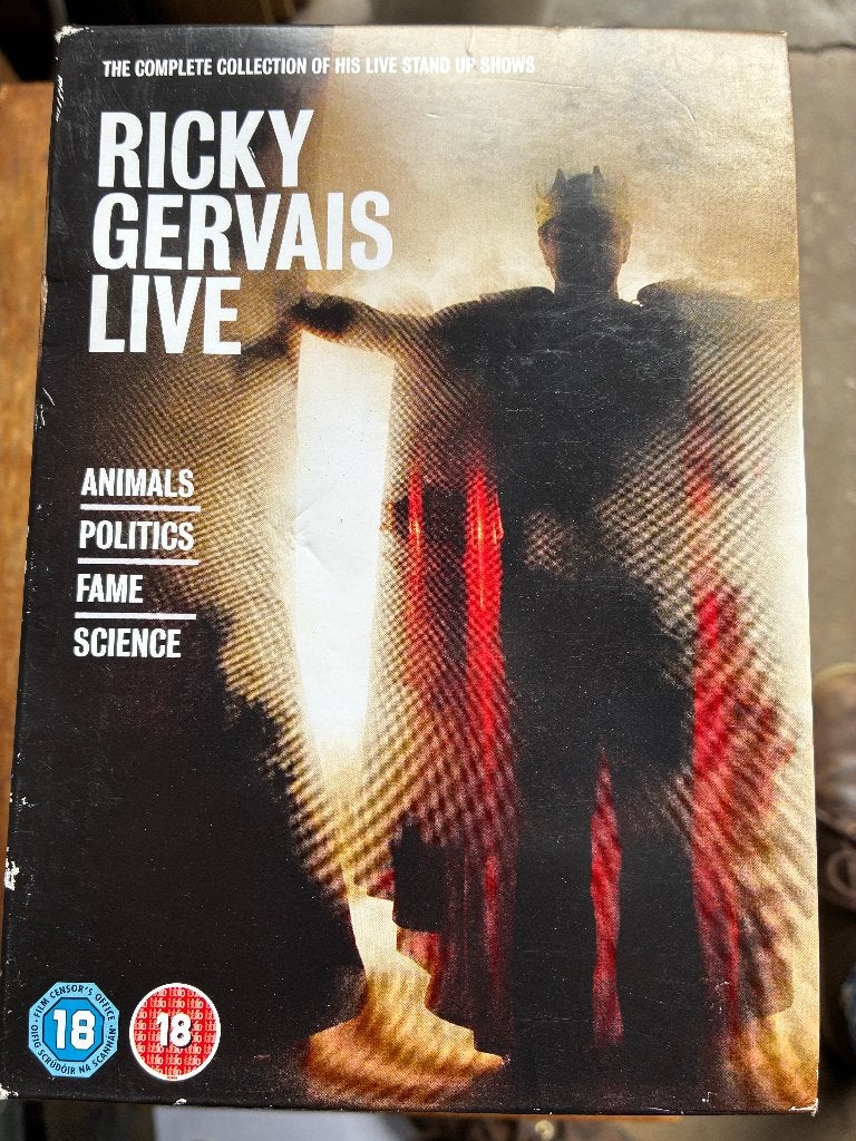 Ricky Gervais Live serie COMPLEET ; 4-DVD box ENGELS, Cd's en Dvd's, Engels, Engels, Ophalen of Verzenden, Zo goed als nieuw