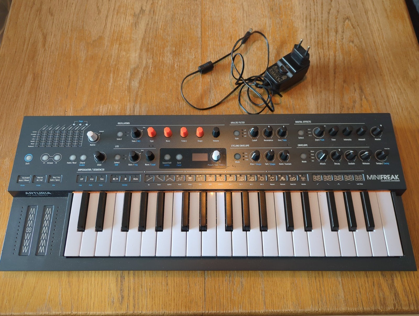 Arturia Minifreak zo goed als nieuw, Muziek en Instrumenten, Overige merken, Zo goed als nieuw, Met midi-aansluiting, Overige aantallen