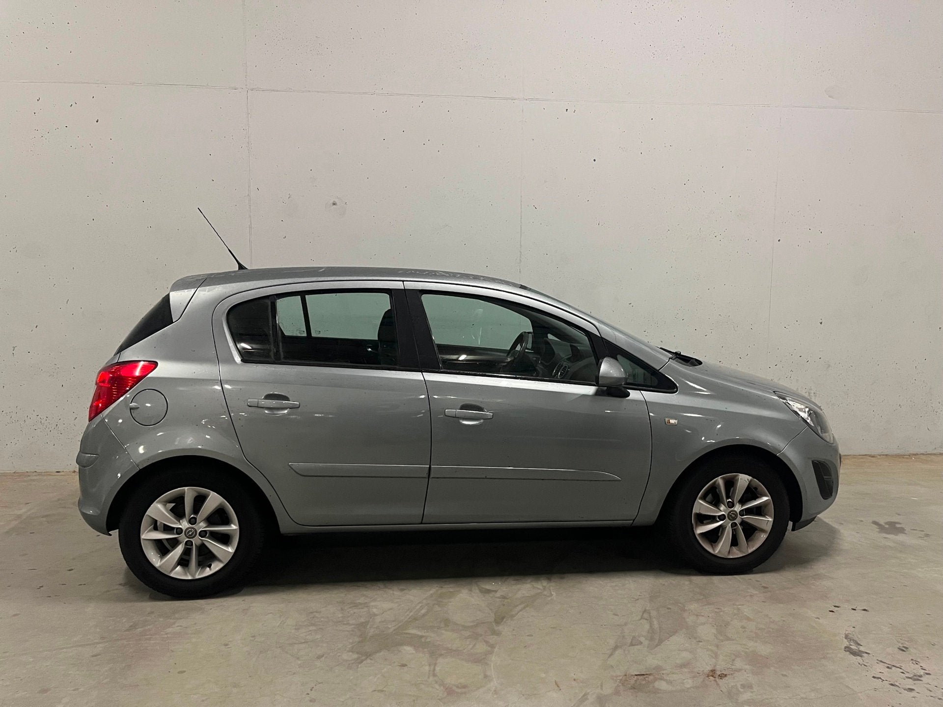 Opel Corsa 1.2-16V Design Edition 5drs Automaat, Auto's, Gebruikt, 750 kg, 4 cilinders, 1229 cc