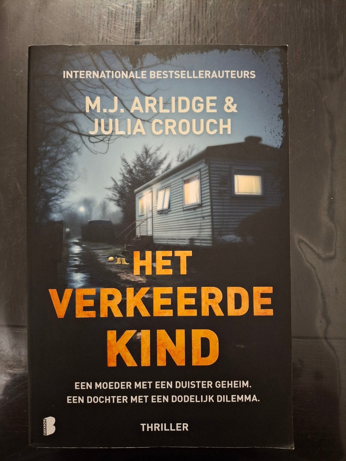 M.J. Arlidge - Het verkeerde kind, Ophalen of Verzenden, Zo goed als nieuw, M.J. Arlidge; Julia Crouch